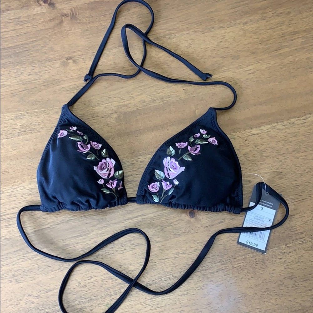 🌊NWT Embroidered Floral Bikini Top🌊